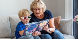 Bestemor og barnebarn leser bok sammen